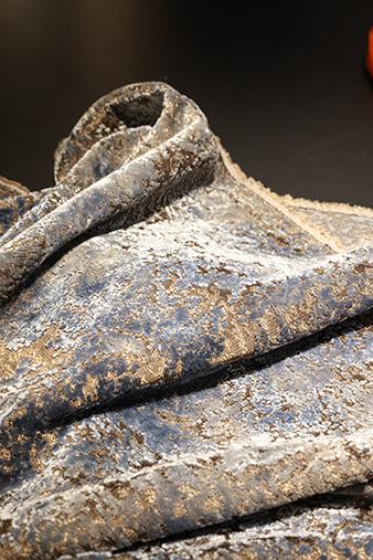 Luxusní střižená sametová látka se vzorem švestkových květů Vysoce kvalitní bytový textil na pohovky a závěsy pro domácí dekorace